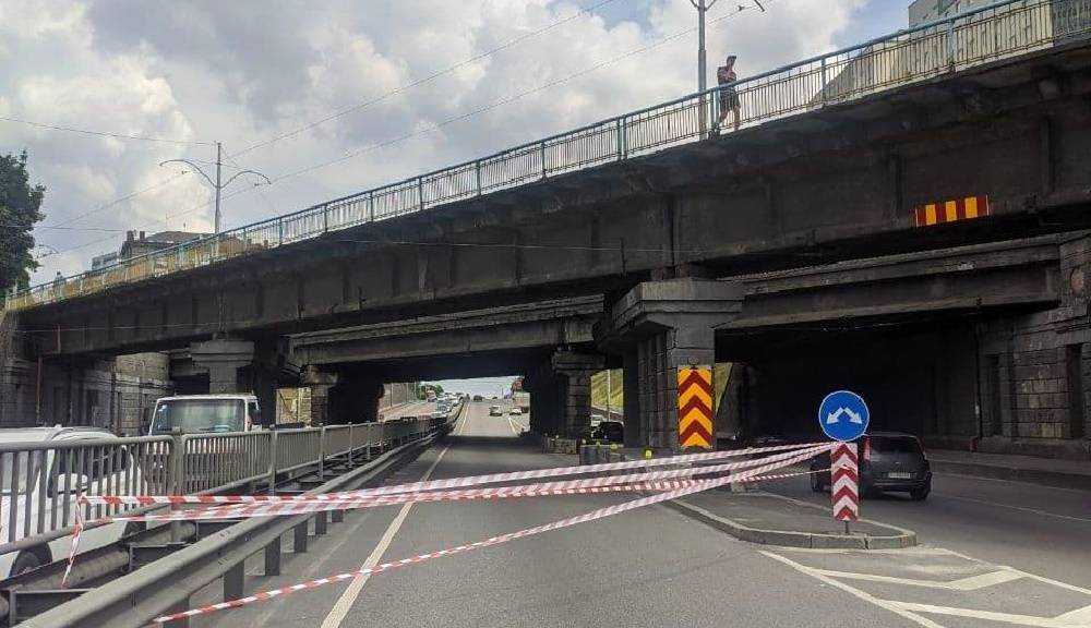 У Києві частина шляхопроводу впала на автомобіль