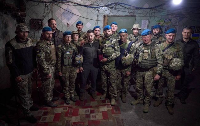 Зеленский приехал на фронт, чтобы лично поздравить морпехов