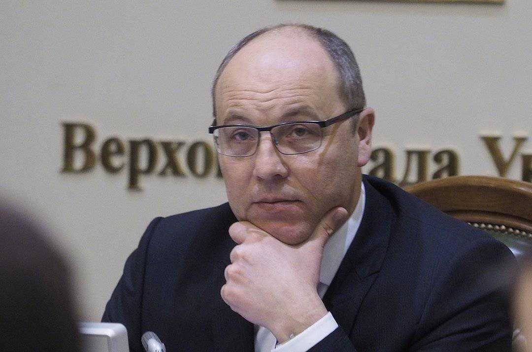 Спикер Рады передал первый закон на подпись Зеленскому
