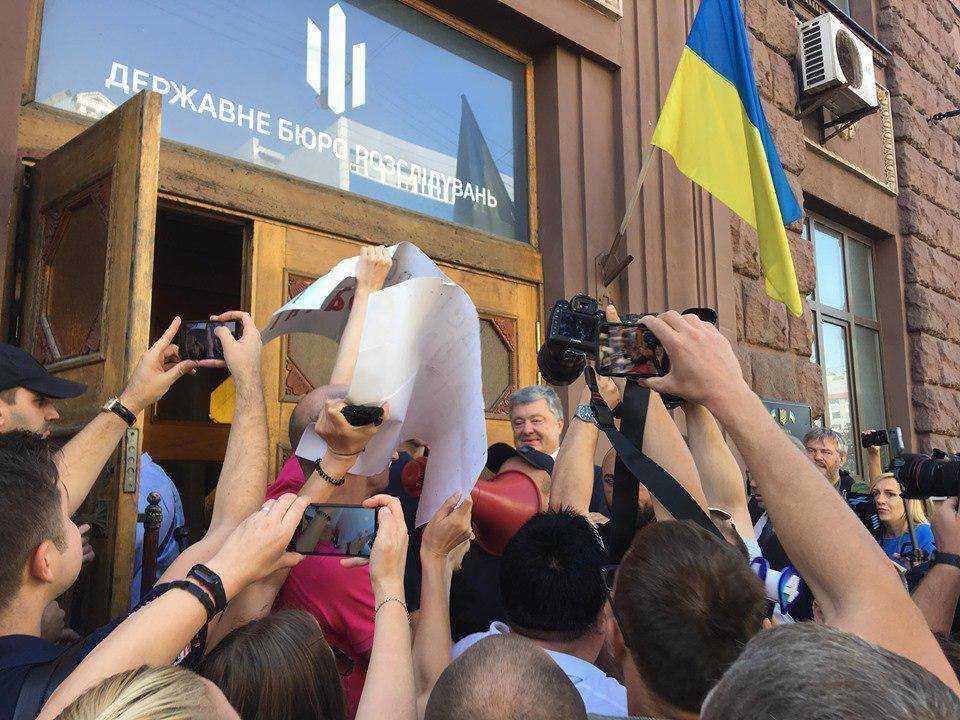 Неизвестные пытались забросать яйцами Порошенко