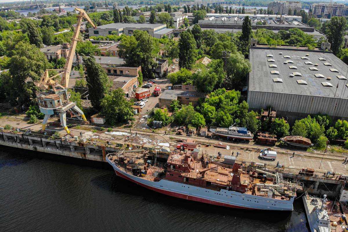 В Киеве на территории завода загорелся корабль