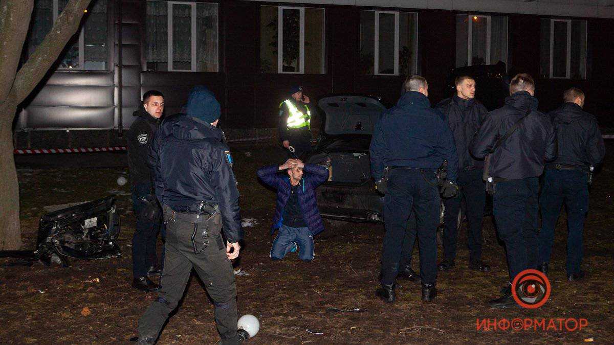 В Днепре водитель, убегая от полиции, снес трех пешеходов: жуткое  видео