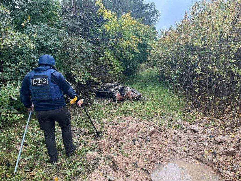 На Чернігівщині авто з людьми підірвалося на міні: усі загинули
