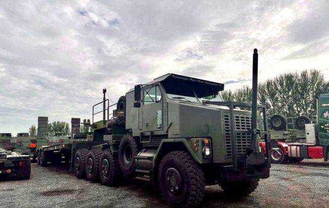 Порошенко везе з Британії для ЗСУ найбільший танковий тягач Oshkosh