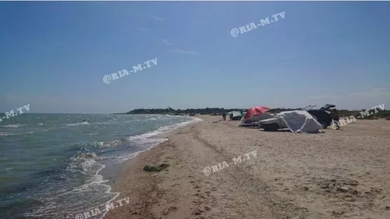 Новая напасть на Азове: к берегу прибило зеленую жижу