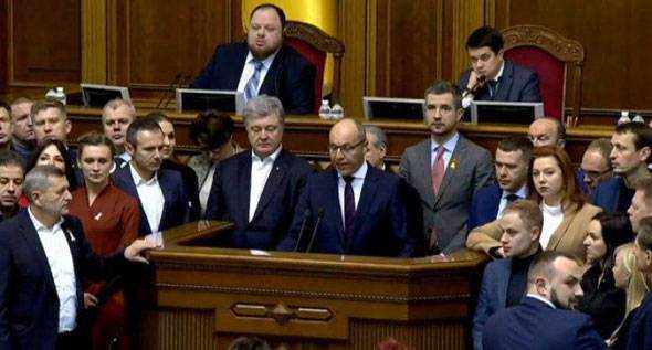 Порошенко, Тимошенко и Вакарчук зовут украинцев выйти на Майдан